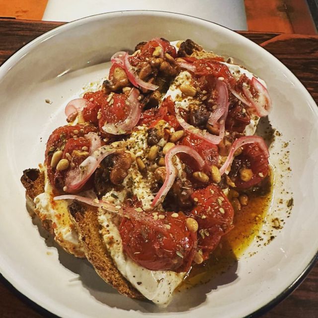 Lunchaanbieding:
Zuurdesem toast met sumak-labaneh, za’atar tomaatjes, zoetzure rode ui & noten
*
#joepie #lunch #omloopmomentje #mmmm #middelburg #zeeland #zeerdemoeitewaard #77